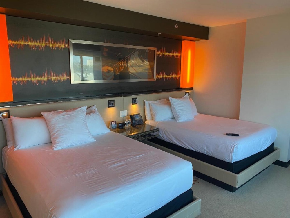 Accessible Queen Nonsmoking Platinum Tower